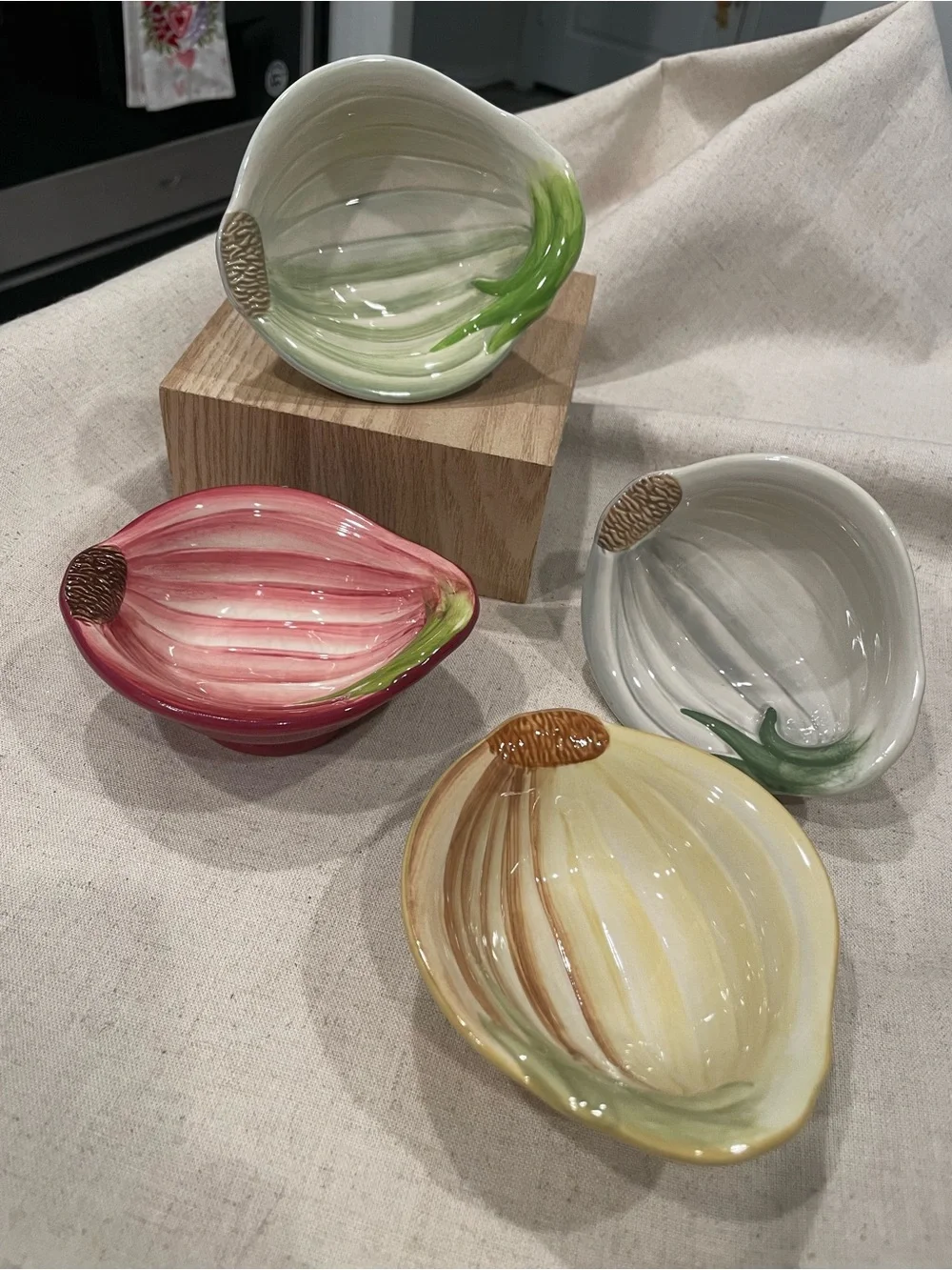 Williams Sonoma Ceramic Shell Dish 4pc in White, Red, and Cream serving, garnish